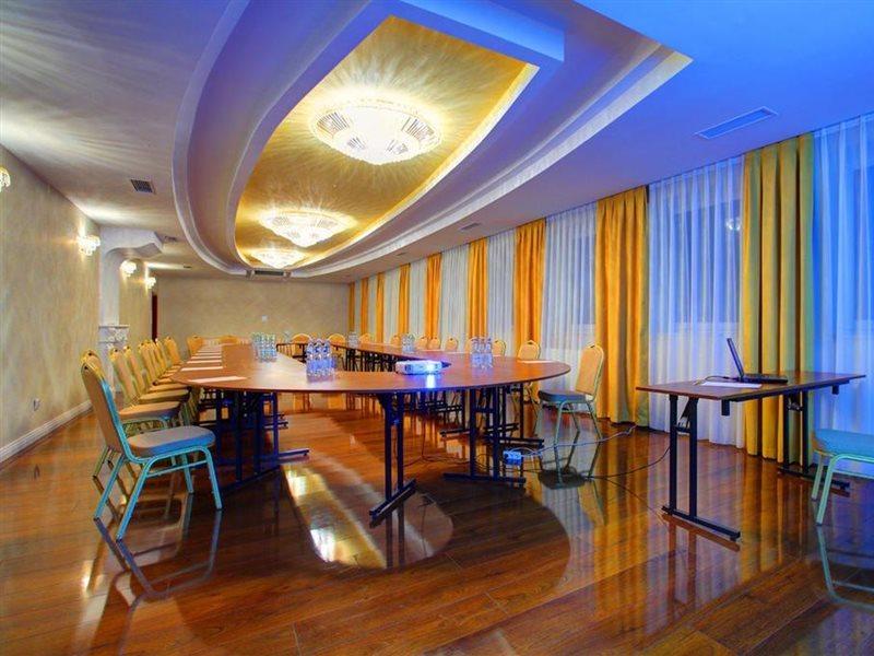 Hotel Holiday Park Warschau Buitenkant foto