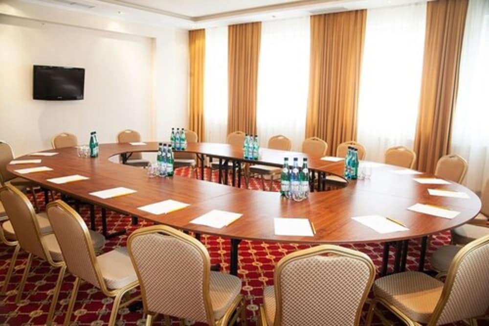 Hotel Holiday Park Warschau Buitenkant foto